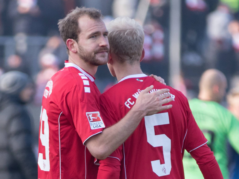 &quot;Die Entt&#228;uschung ist sehr gro&#223;&quot;: W&#252;rzburgs Kapit&#228;n Sebastian Neumann (l.) tr&#246;stet Clemens Schoppenhauer.