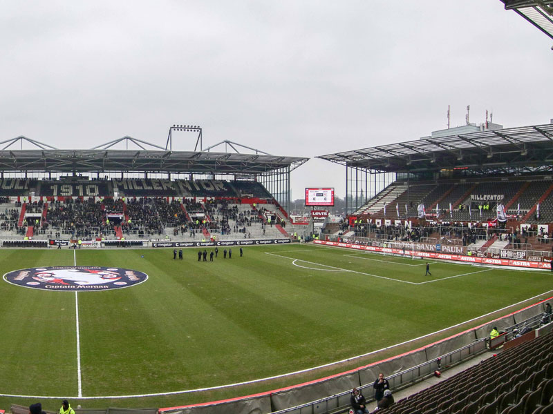 F&#252;r ein im Millerntor-Stadion gezeigtes Banner entschuldigte sich der FC St. Pauli am Sonntag.