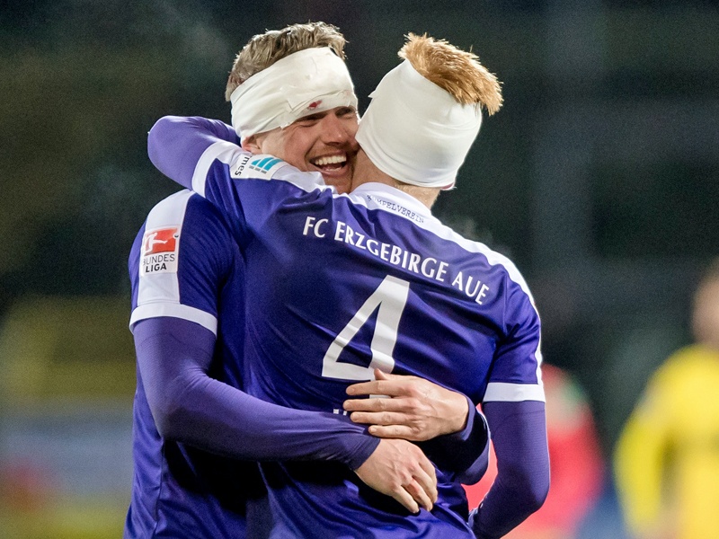 Aues Verteidiger Steve Breitkreuz und Fabian Kalig trugen im Spiel gegen Karlsruher Kopfverletzungen davon.