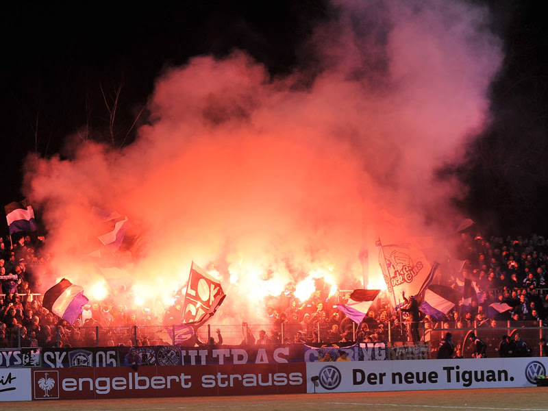 Der Block brennt: F&#252;r das Abbrennen dieser Pyros wurde Arminia Bielefeld nun bestraft.