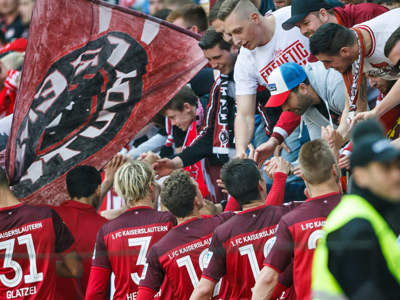 Fans und Spieler des FCK: Am Sonntag k&#246;nnen die Roten Teufel mit einem Sieg die Relegation vermeiden.