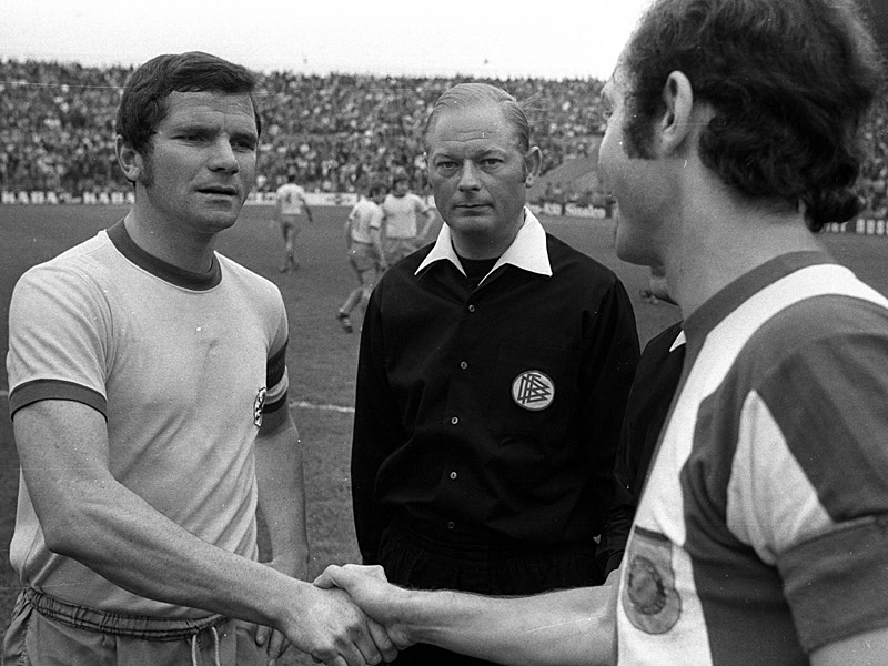 Zwei Kapit&#228;ne beim Wimpeltausch: Braunschweigs Lothar Ulsa&#223; (l.) und Bayerns Franz Beckenbauer im Jahr 1971.