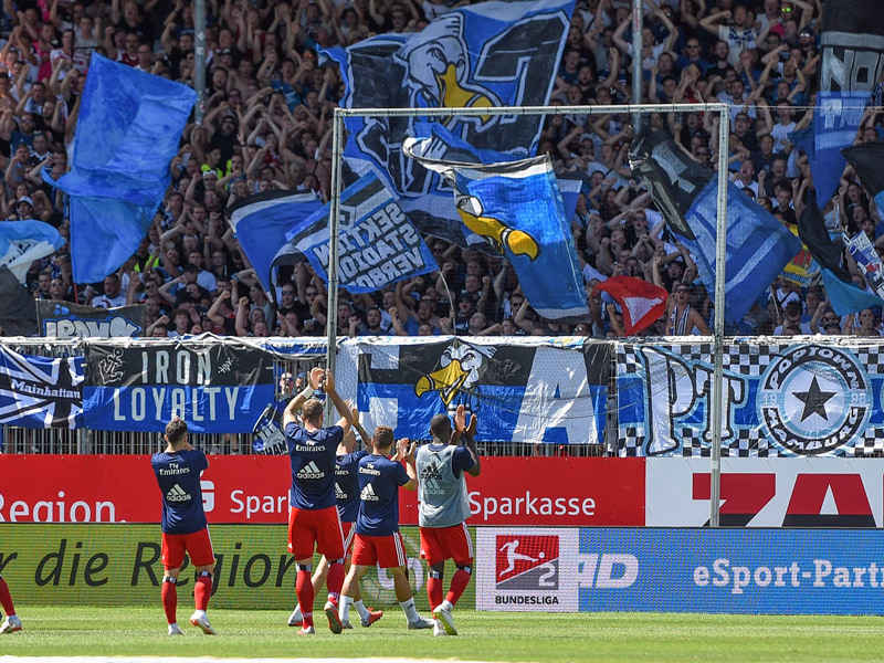 Beifall f&#252;r die Fans: Auf seine treuen Anh&#228;nger konnte der HSV schon beim Gastspiel in Sandhausen z&#228;hlen.