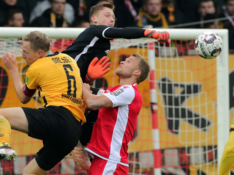 Starkes Stellungsspiel: Dynamo Dresdens Torwart Markus Schubert (M.).