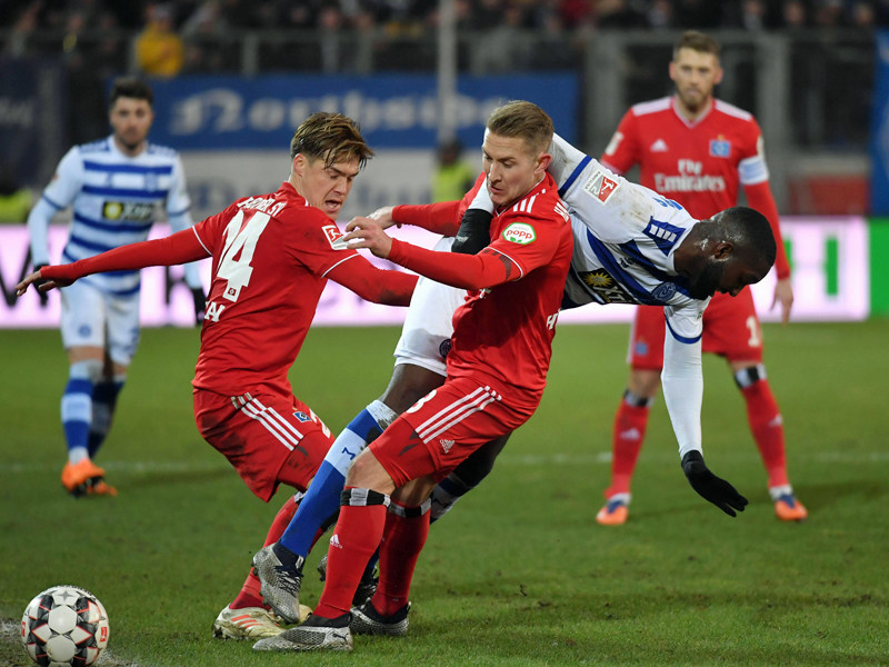 Zwei gegen einen: Duisburgs Richard Sukuta-Pasu zeigte gegen den HSV eine starke k&#228;mpferische Leistung.
