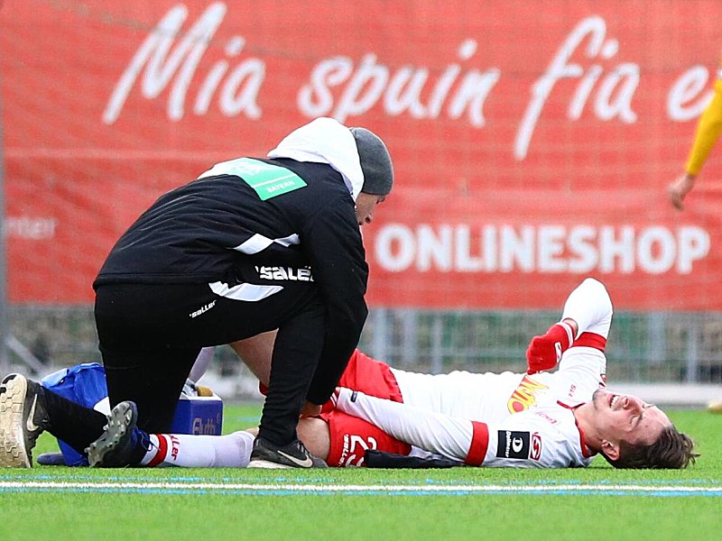 Regensburgs Adrian Fein liegt gegen die SGS Gro&#223;aspach verletzt am Boden.