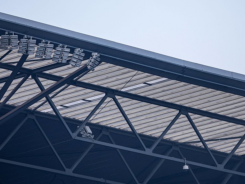 Lichtstegplatten am Duisburger Stadion.