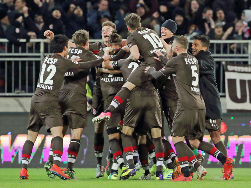 Freude pur: Die Spieler des FC St. Pauli jubeln &#252;ber den sp&#228;ten Siegtreffer gegen Union. 