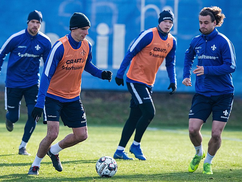 Zwei Kandidaten f&#252;r die Lilien-Startelf: Christoph Moritz im Training gegen Yannick Stark (re.).