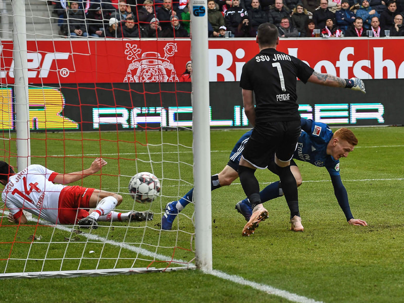 Bates stochert den Ball &#252;ber die Linie zum 1:0 f&#252;r den HSV in Regensburg.