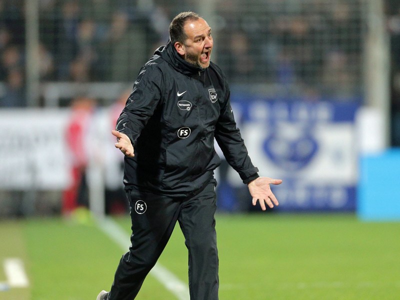Haderte in Bochum auch mit der personellen Misere: Heidenheims Coach Frank Schmidt.