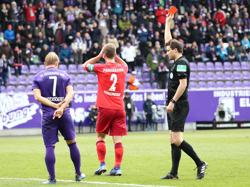Schiedsrichter Lasse Koslowski zeigte Uwe H&#252;nemeier (M.) die Rote Karte.