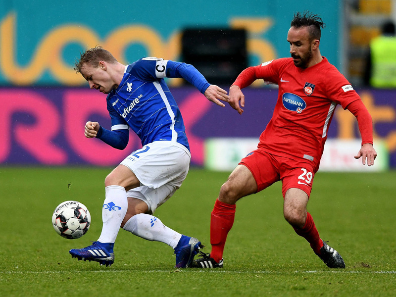 Bleibt dem FCH erhalten: Robert Strau&#223; - hier im Zweikampf mit Darmstadts Fabian Holland.