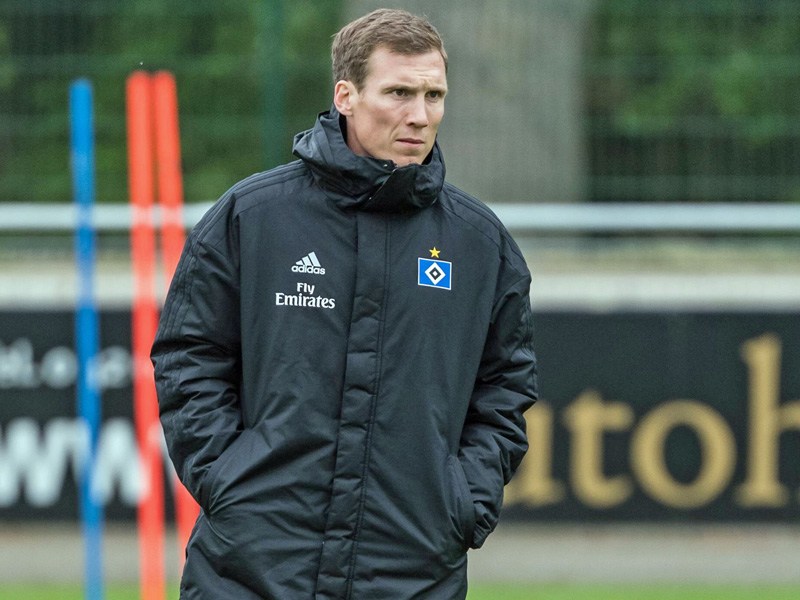 Steht mit seinem Team vor einem immens wichtigen Spiel: HSV-Coach Hannes Wolf. 
