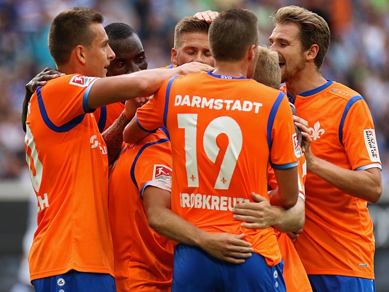 Orangener Jubel: Der Bundesliga-Absteiger bejubelt das sp&#228;te 2:1 durch Stark.