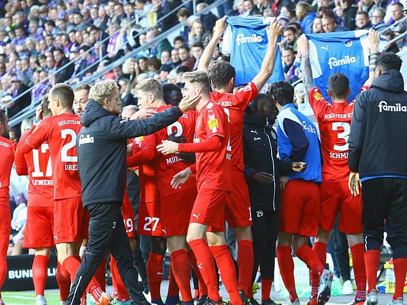 Tolle Geste: Holstein Kiel feierte seine Treffer mit den Trikots der Langzeitverletzten Lenz und Janzer. 