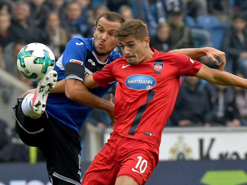 Hoch das Bein: Bielefelds Manuel Prietl gegen den Heidenheimer Nikola Dovedan.