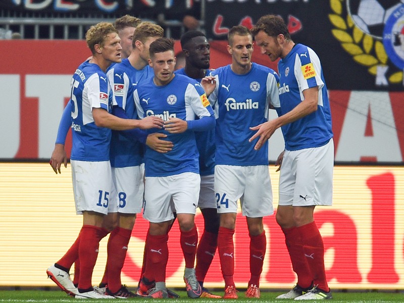 Die Spieler von Holstein Kiel feiern den Treffer zum 1:0. 