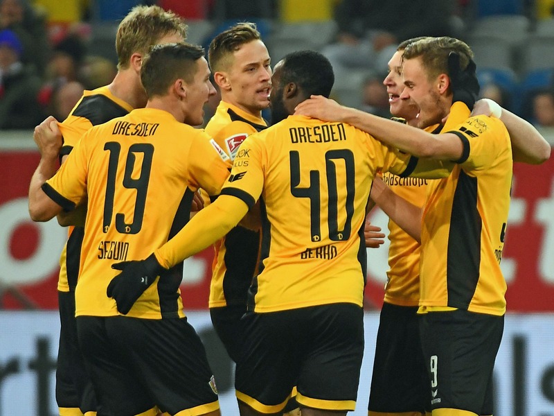 Die Spieler von Dynamo Dresden jubeln &#252;ber den Treffer zum 2:0 von Lucas R&#246;ser. 