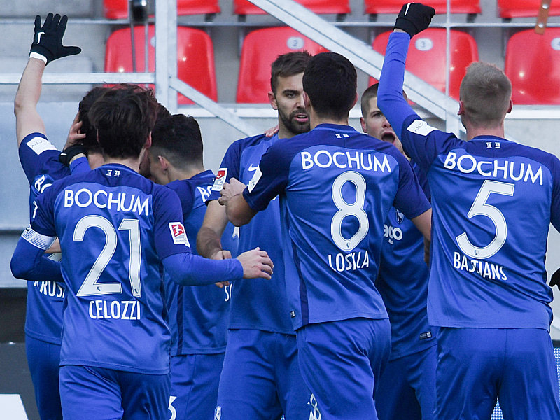 Blau jubelt in Regensburg: Die Bochumer feiern das 1:0 von Robbie Kruse. 