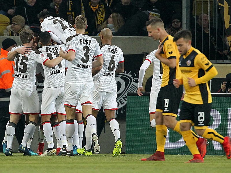 Die Spieler des FC St. Pauli jubeln nach dem fr&#252;hen 1:0 in Dresden. 
