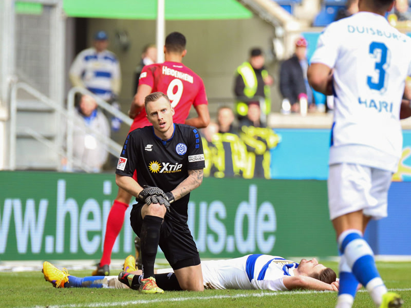 MSV-Keeper Mark Flekken und Ungl&#252;cksrabe Dustin Bomheuer nach dem 1:3.