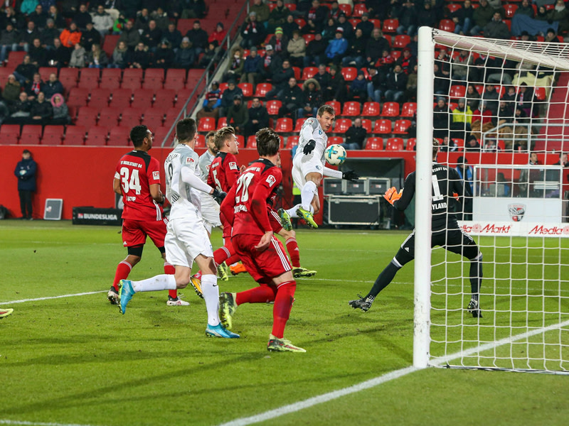 Bochums Robert Tesche (2.v.r.) erzielt per Kopf das 1:0 gegen den FC Ingolstadt.