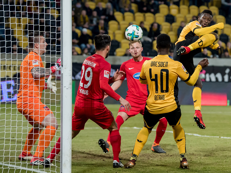 Artistisch zur F&#252;hrung: Moussa Kon&#233; erzielte das 1:0 f&#252;r Dynamo Dresden - das erste von drei Toren des Senegalesen.