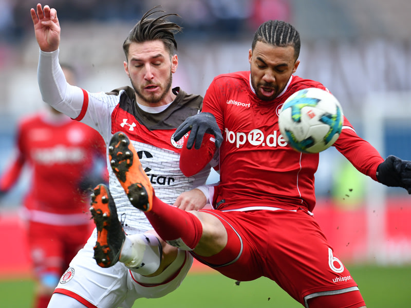 Kaiserslauterns Leon Guwara (re.) stellt gegen St. Paulis Dimitrios Diamantakos den K&#246;rper rein. 
