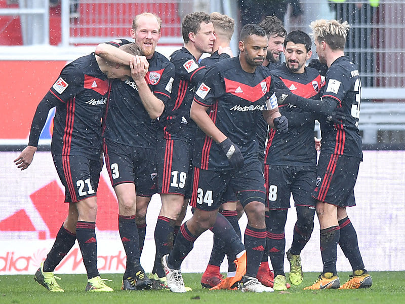 Kollektive Erleichterung: Die Ingolst&#228;dter Spieler jubeln nach dem Treffer zum 2:0 gegen Dynamo Dresden.