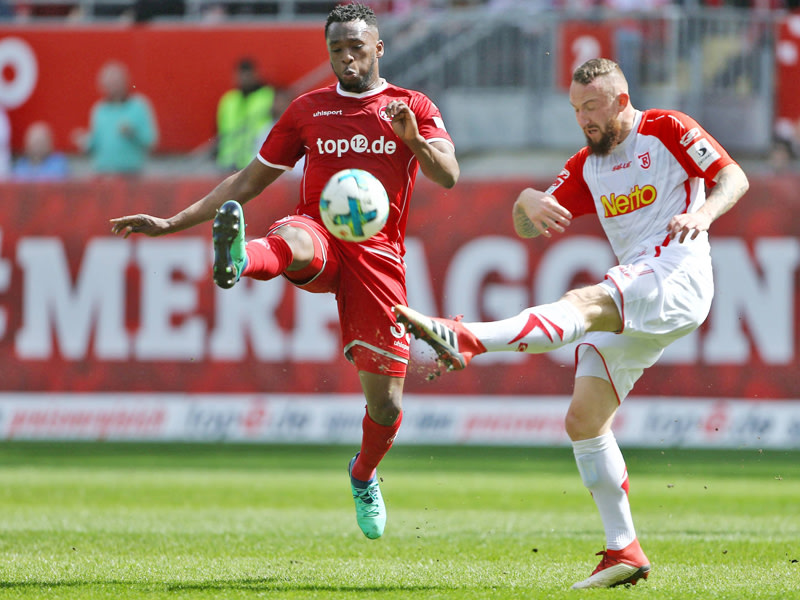 Augen zu: Kaiserslauterns Osayamen Osawe (li.) gegen Regensburgs Marvin Knoll (re.)