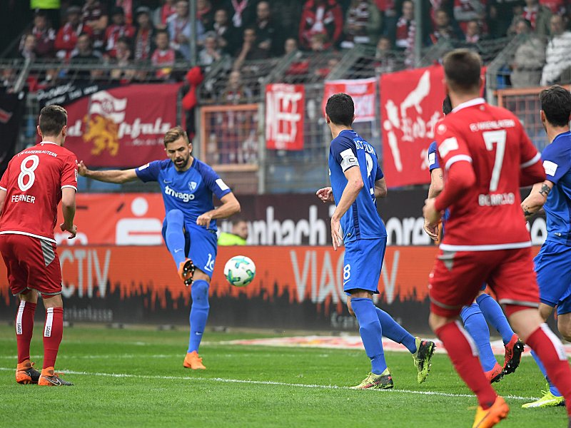 Bochums Lukas Hinterseer kann unbedr&#228;ngt den Ball zum 1:1 im Tor des 1. FC Kaiserslautern versenken.