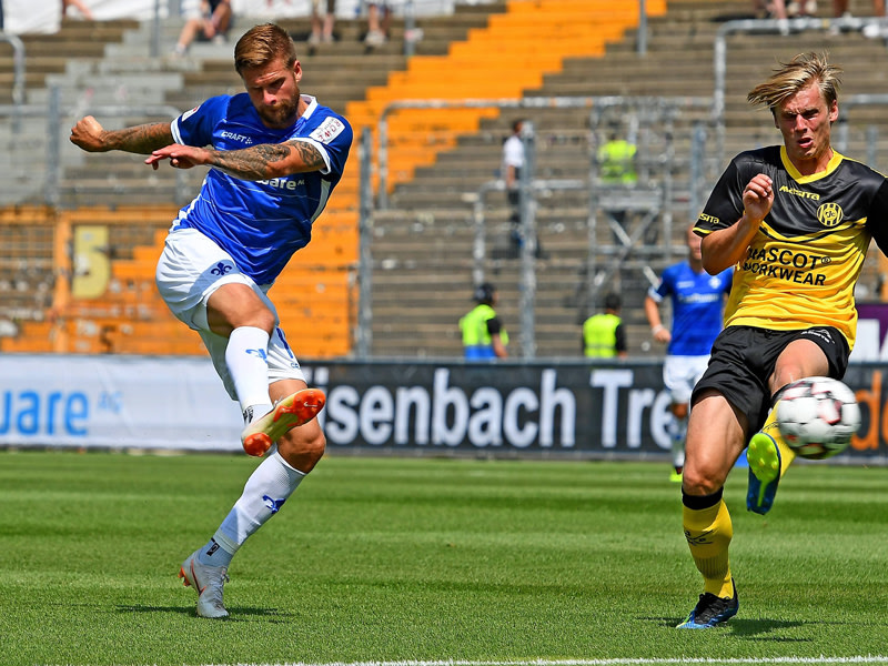 Trifft hier sch&#246;n zum 1:0 gegen Kerkrade: Darmstadts Tobias Kempe.