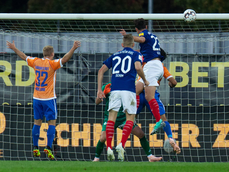 Eingek&#246;pft: Kiels Janni Serra (r.) trifft gegen Darmstadt zum zwischenzeitlichen 3:1. 