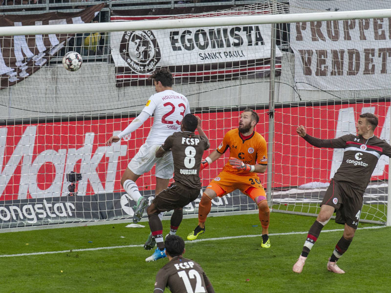 Kiels Janni Serra (li.) sorgte mit seinem Treffer f&#252;r den 1:0-Sieg von Holstein Kiel beim FC St. Pauli.