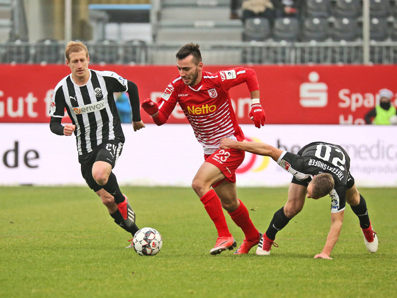 Doppelpack: Regensburgs Sargis Adamyan (M.) sicherte seiner Mannschaft in Sandhausen einen Punkt. 