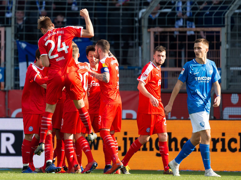 Holstein Kiel bejubelt das 2:0 durch Janni Serra gegen den VfL Bochum.