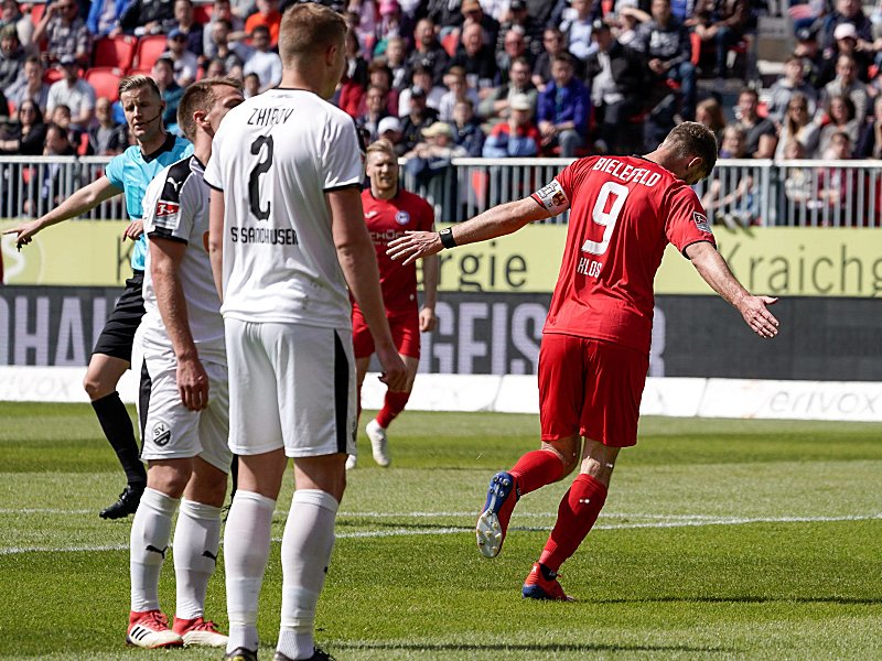 Dosen&#246;ffner: Bielefelds Klos (r.) dreht nach seinem Treffer zum 1:0 jubelnd ab.