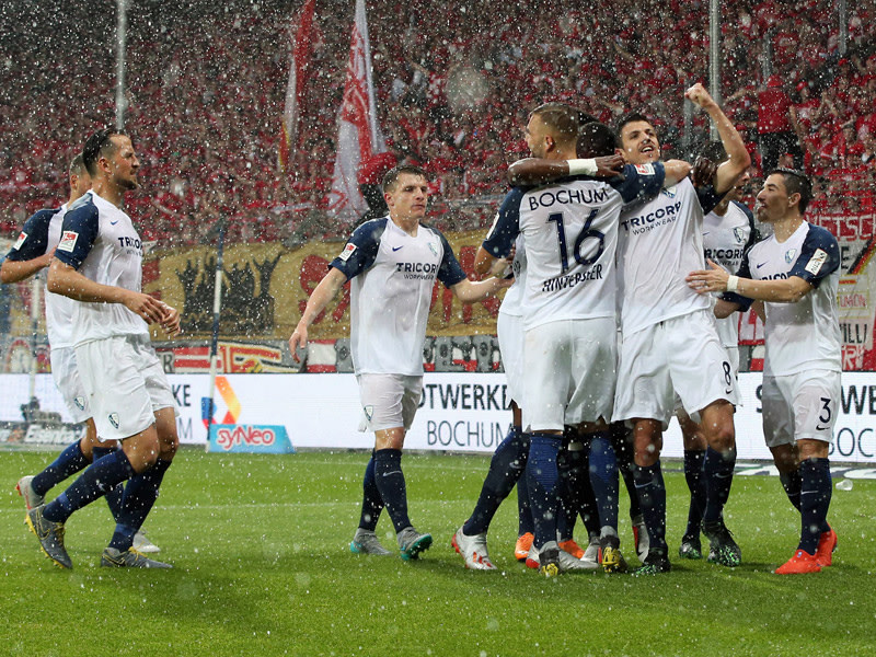 Jubel im Regen: Bochums Losilla feiert seinen Treffer zum 1:0.