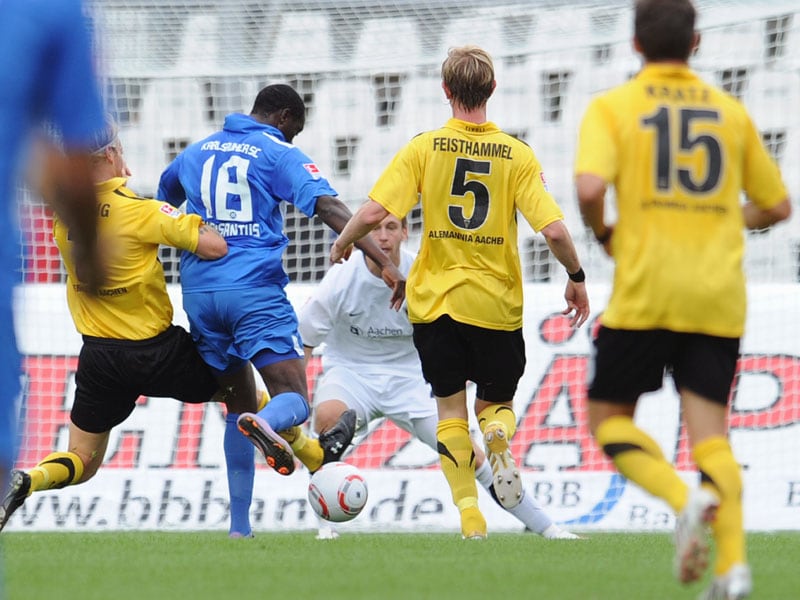 Macauley Chrisantus behauptet sich gegen Nico Herzig und erzielt das 2:0.