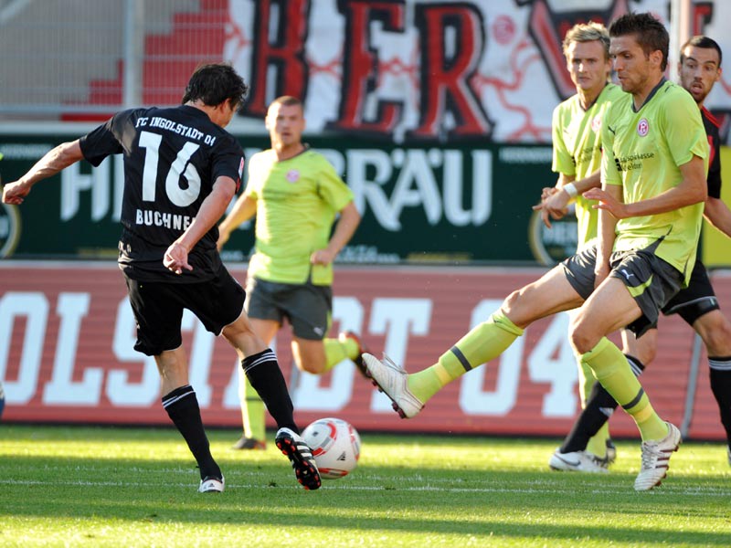 Der Anfang vom Ende: Mit seinem F&#252;hrungstreffer leitete Ingolstadts Buchner (16) die 0:3-Niederlage der Fortuna ein.