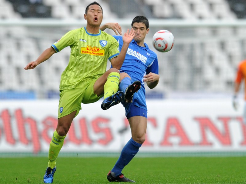 Hoch das Bein: VfL-Torsch&#252;tze Chong Tese (li.) gegen Stefan M&#252;ller.