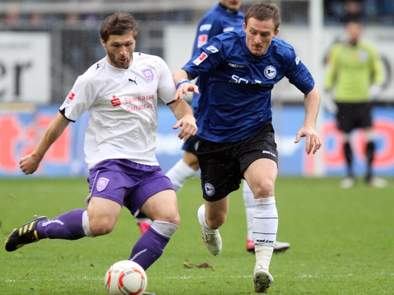 Osnabr&#252;cks Mittelfeldmann Sebastian Tyrala ist vor Bielefelds Angreifer Besart Berisha am Ball.