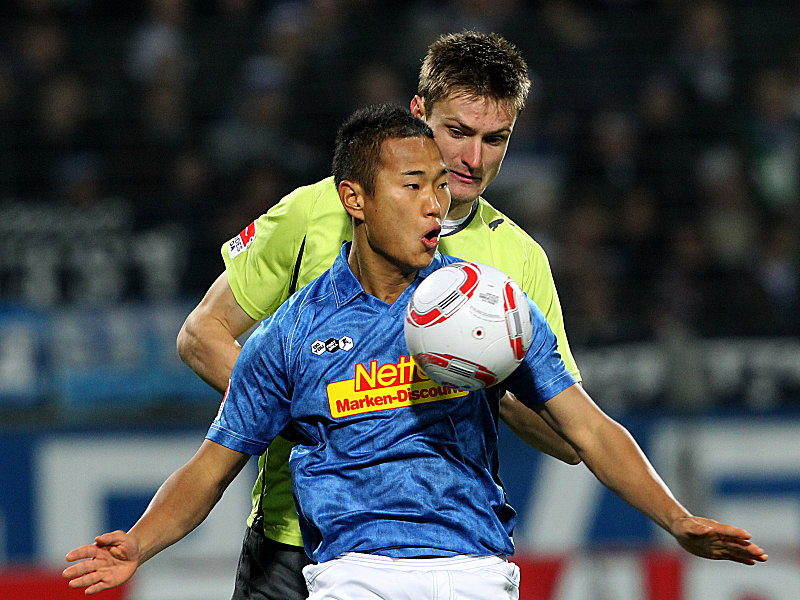 Bochums Chong Tese deckt den Ball vor Paderborns Palionis ab.