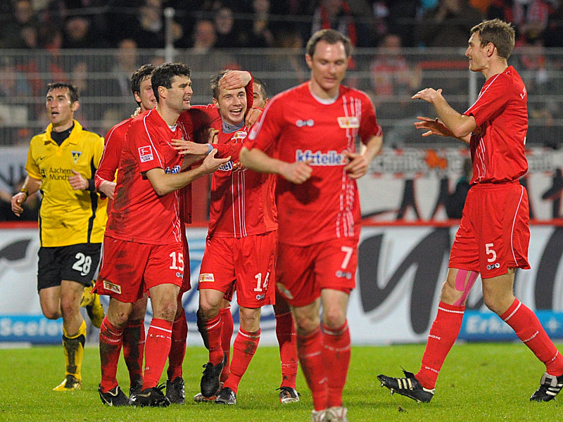 Jubeltraube: Die Berliner feiern mit Paul Thomik (Mitte) dessen sehenswerten Treffer zum 1:0.