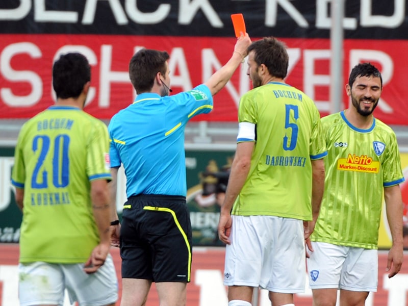 Anthar Yahia hat seiner Mannschaft einen B&#228;rendienst erwiesen und musste nach 62 Minuten mit Gelb-Rot vom Platz.