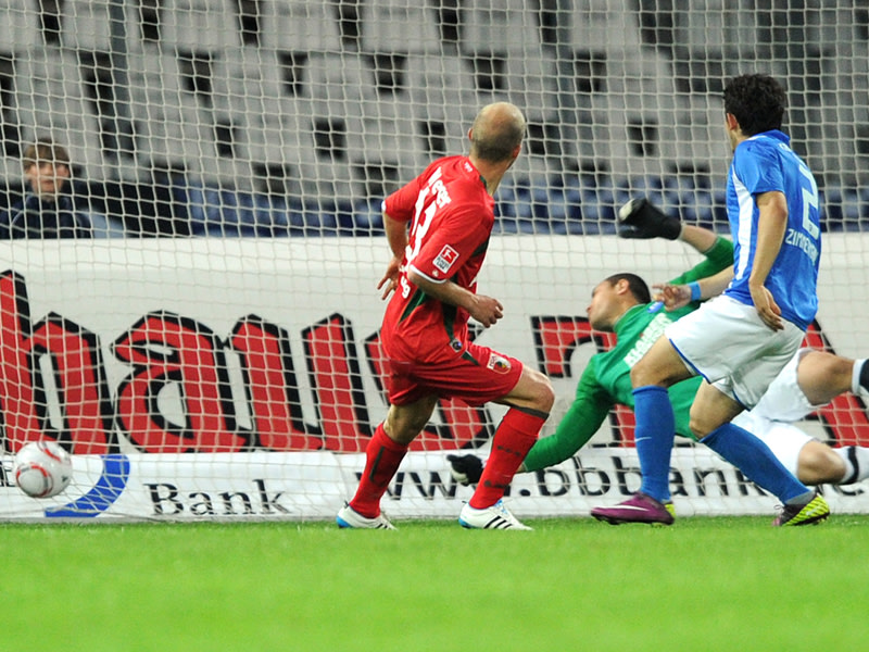 Tor: Tobias Werner erzielt das 1:0 f&#252;r Augsburg.