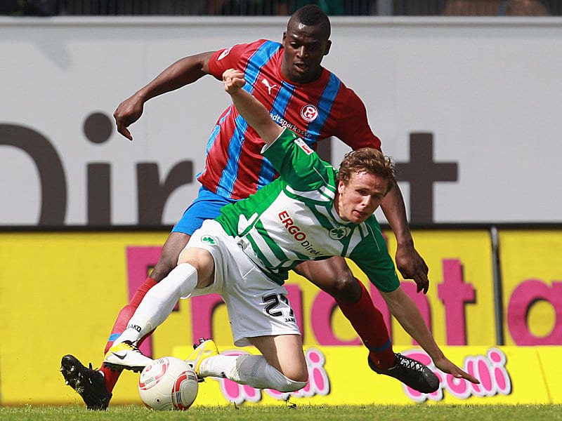 Abschiedsgeschenk: M&#252;ller (hier gegen den hinter ihm stehenden Lukimya) traf in seinem letzten Spiel f&#252;r F&#252;rth.