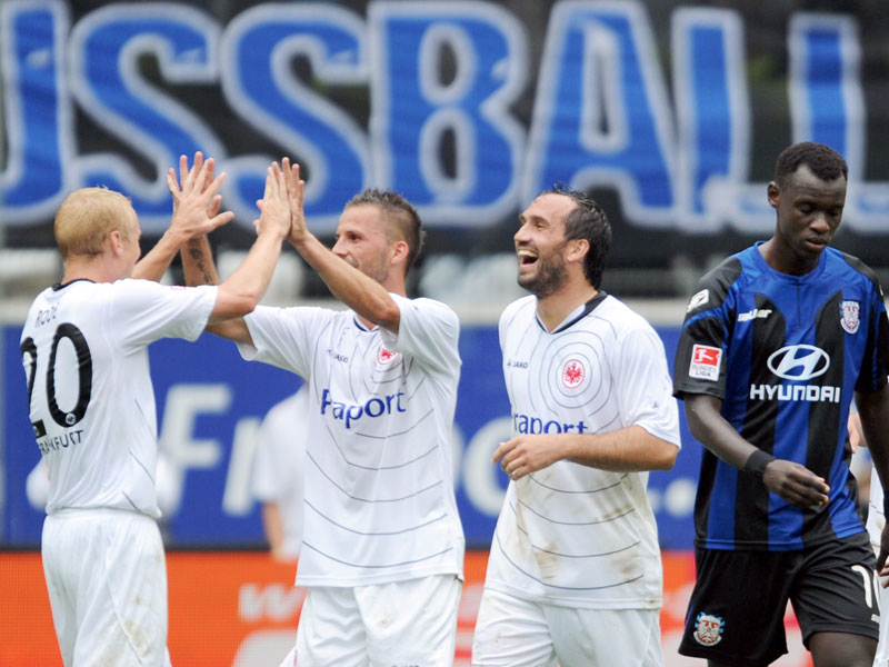 Derby-Torsch&#252;tzen f&#252;r die Eintracht: Rode, K&#246;hler und Gekas freuen sich, Gueye wendet sich entt&#228;uscht ab. 