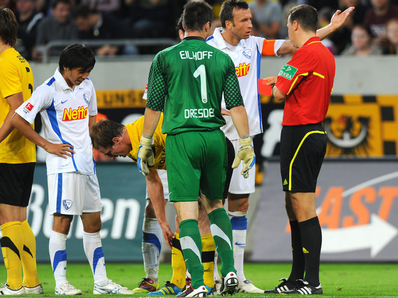 Schl&#252;sselszene: Referee Schmidt schickt Inui (li.) mit der Ampelkarte vom Platz.